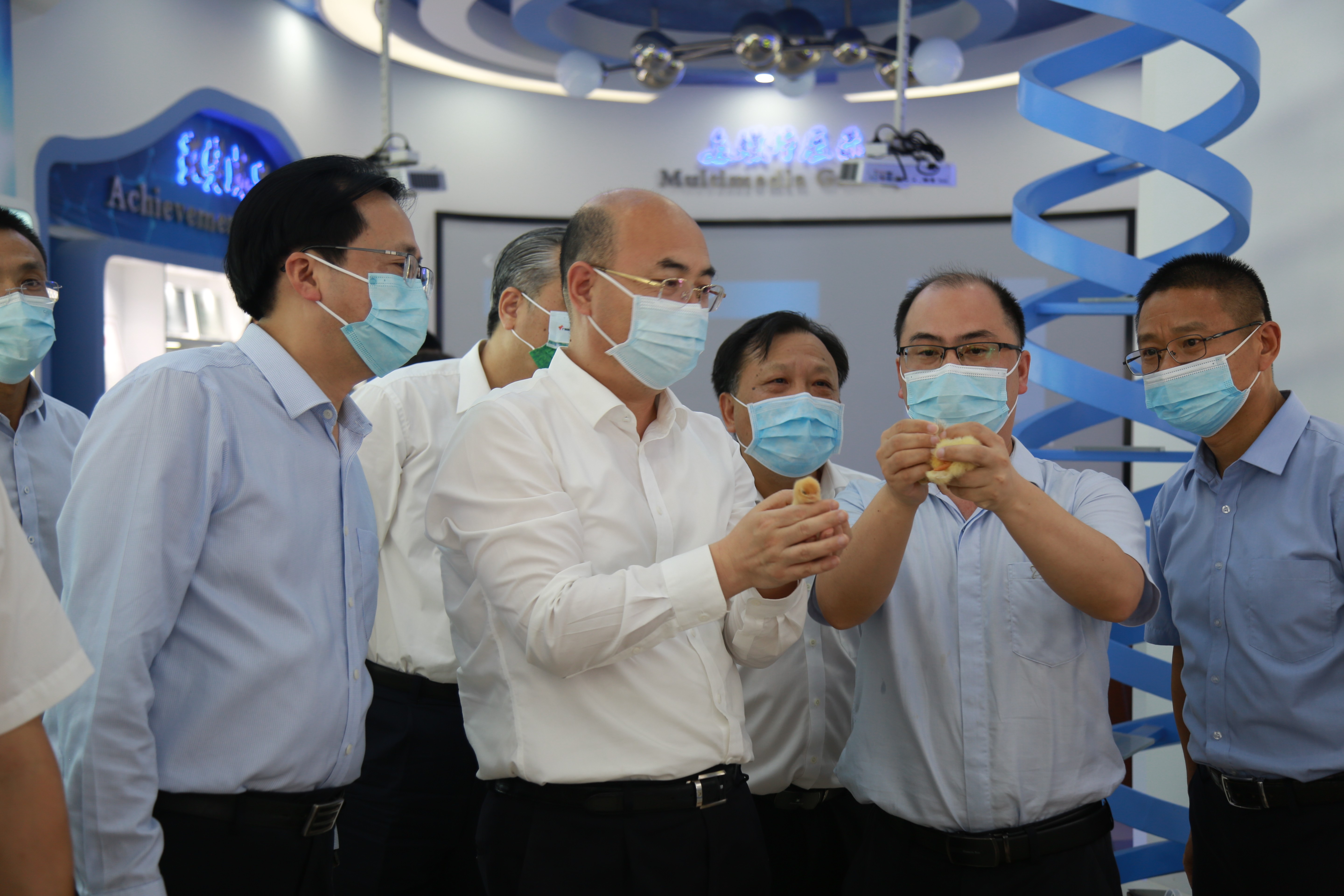 省委常委、統(tǒng)戰(zhàn)部部長(zhǎng)王瑞軍一行到動(dòng)科所調(diào)研